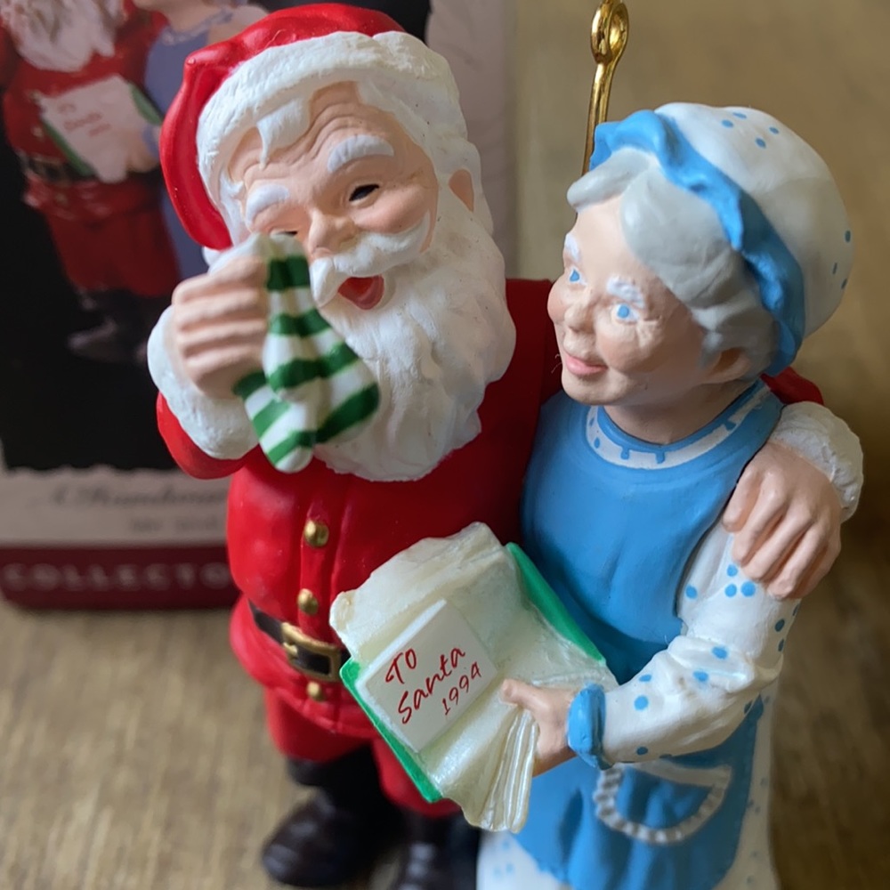 Hallmark ornament- 1994 “ A hand warming present” - Picture 2 of 6
